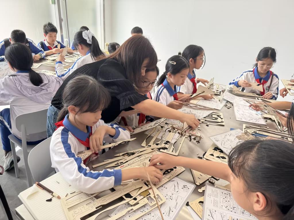 深圳市水库小学开展“每周半天计划”航空研学活动