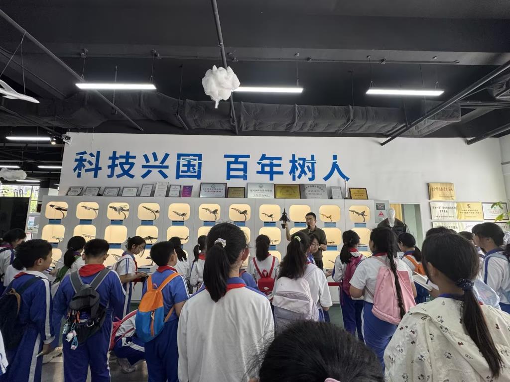 深圳市水库小学开展“每周半天计划”航空研学活动