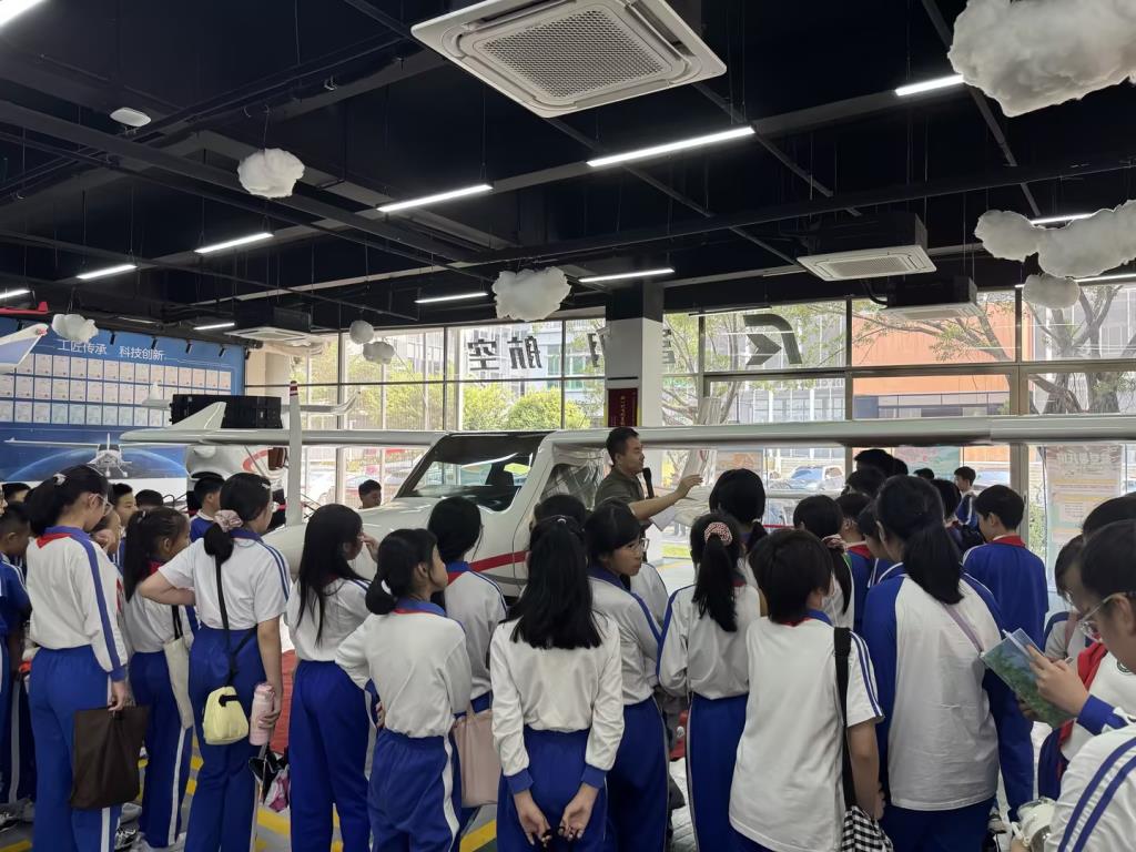 深圳市水库小学开展“每周半天计划”航空研学活动