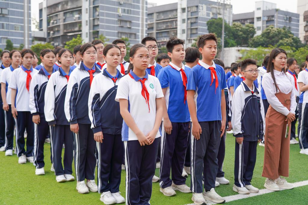 老师、同学们认真聆听