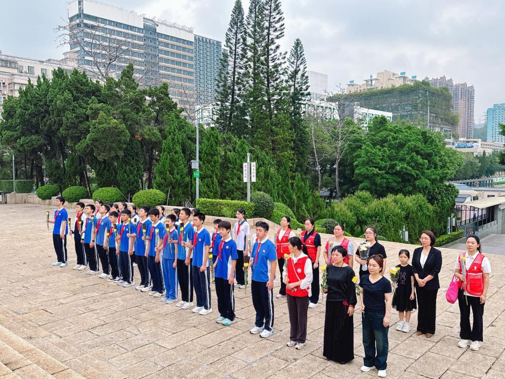 深北莫附属布心中学携手社区开展清明祭扫革命先烈活动