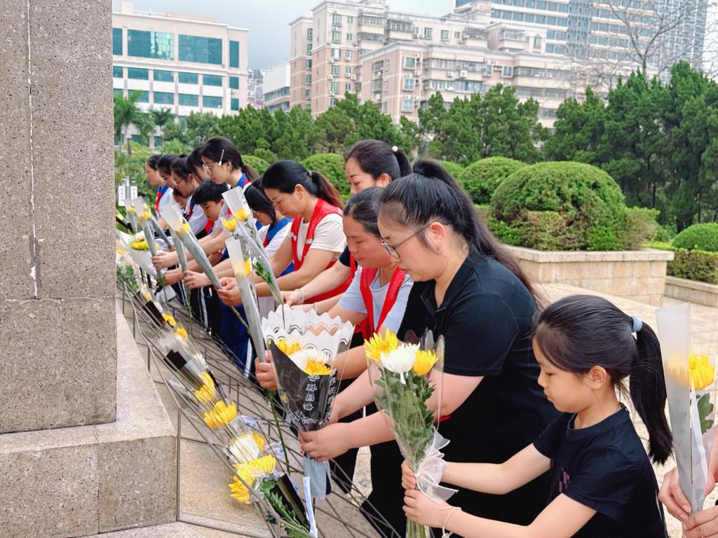 深北莫附属布心中学携手社区开展清明祭扫革命先烈活动