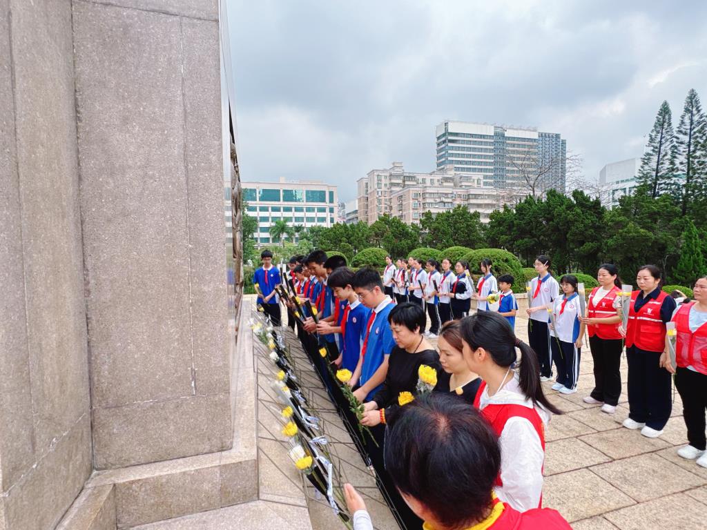 深北莫附属布心中学携手社区开展清明祭扫革命先烈活动