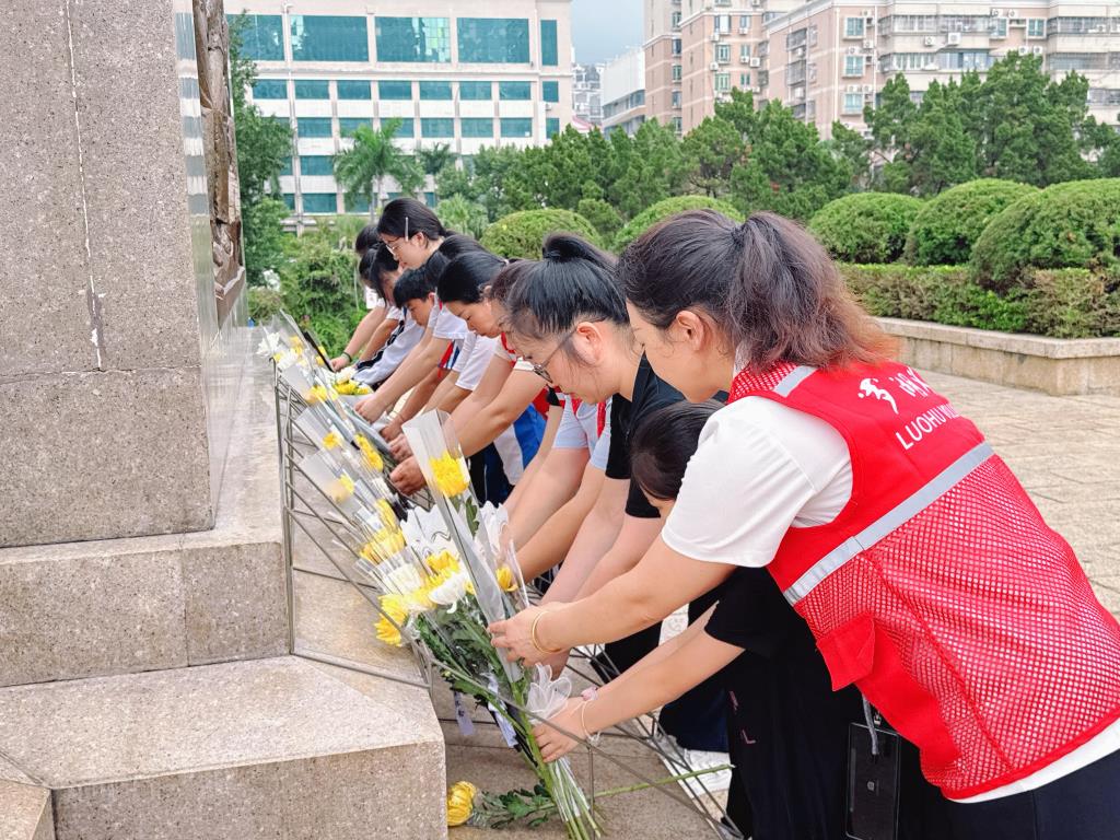 深北莫附属布心中学携手社区开展清明祭扫革命先烈活动