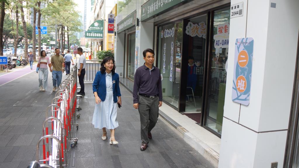 翠竹外国语实验学校党总支书记孔文东莅临南湖小学指导交流