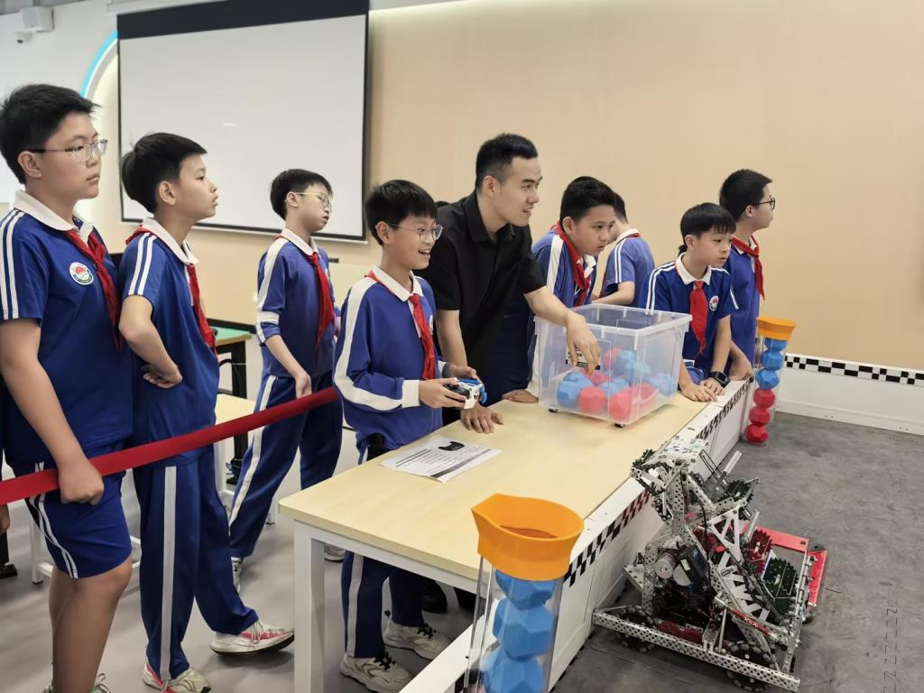 深圳市水库小学学生走进深圳中学初中部开展“每周半天计划”活动