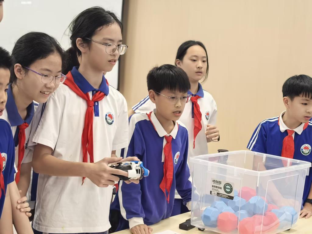 深圳市水库小学学生走进深圳中学初中部开展“每周半天计划”活动