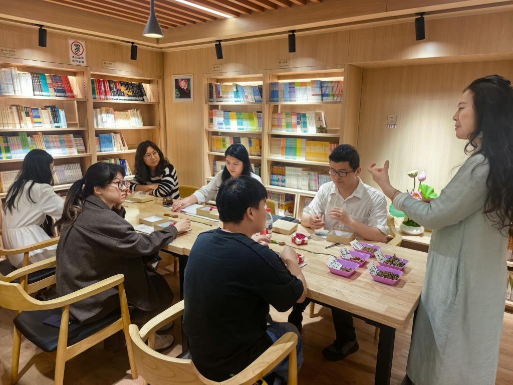 洪湖小学开展“荷韵馆”课程建设专家指导活动