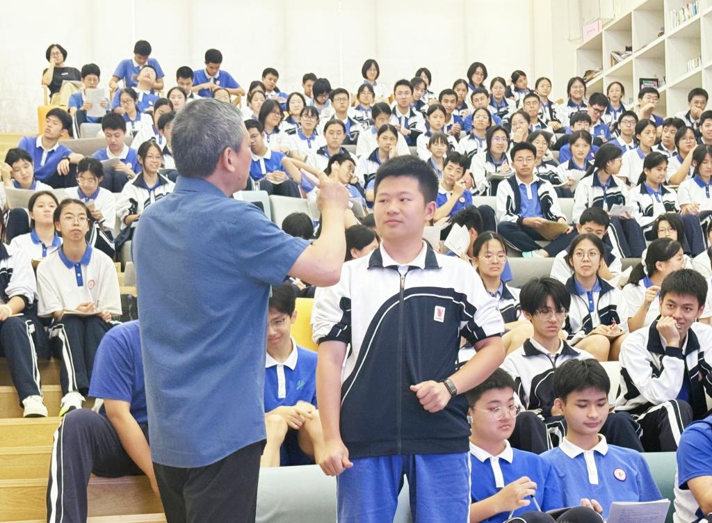深北莫斯附属布心中学中考作文专题讲座—光明区语文教研员刘小华