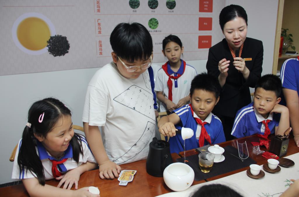南湖小学“每周半天计划”走进粤港澳青少年爱国主义教育基地