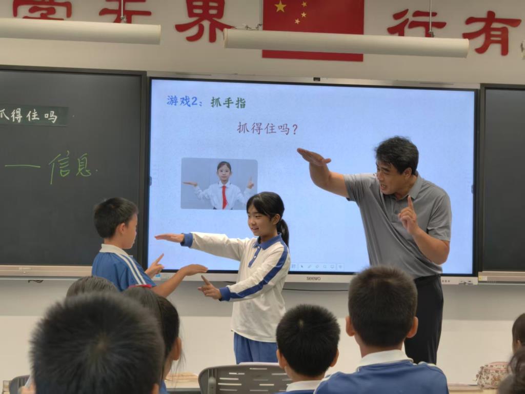 数学名师进桃园，思维火花亮课堂