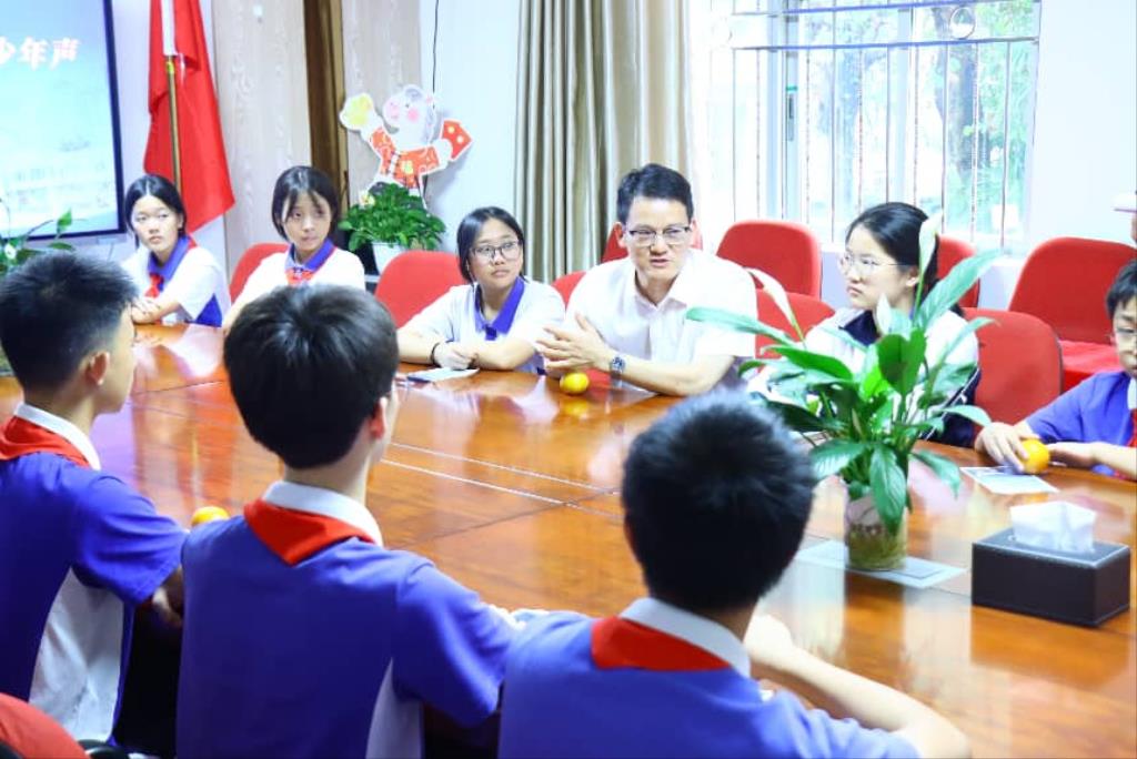 阳光围坐听心声 暖心围餐话成长