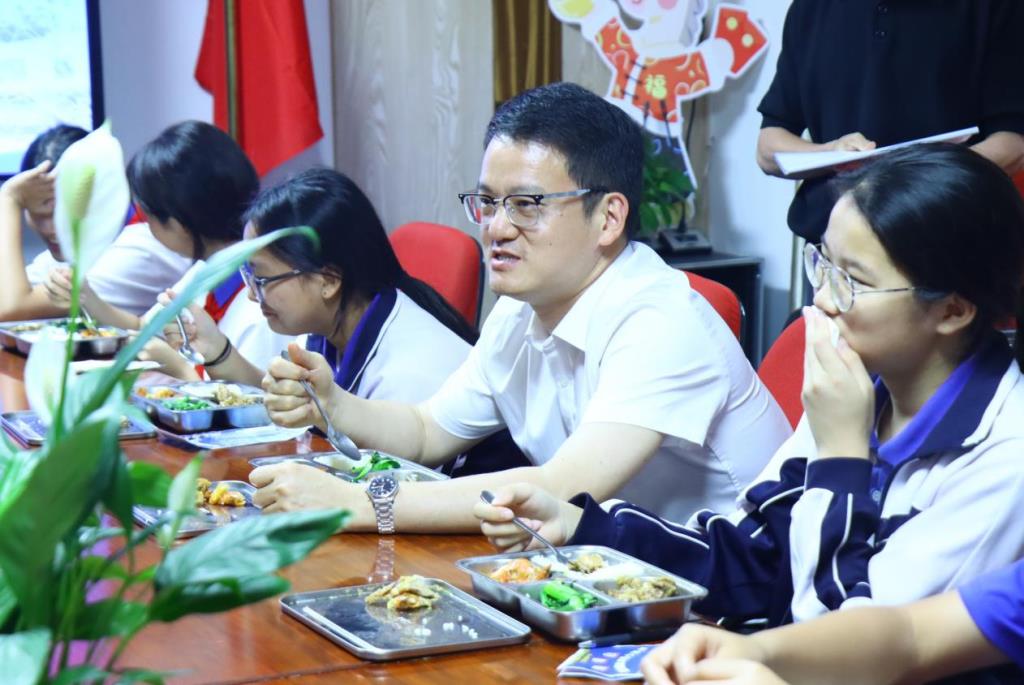 阳光围坐听心声 暖心围餐话成长