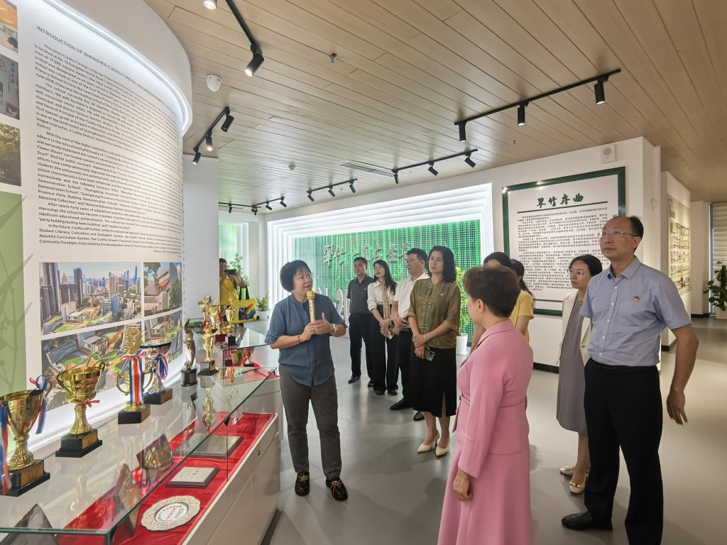 邱洁苡校长带领访客参观校园