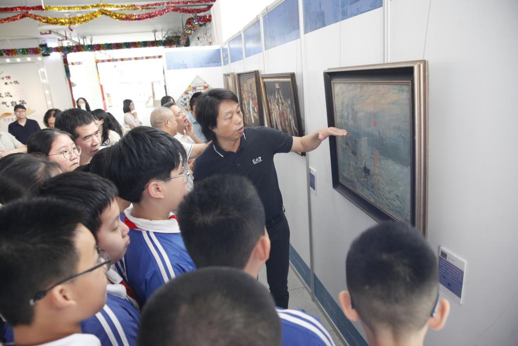 黄宏武为学生导赏《日出·印象》