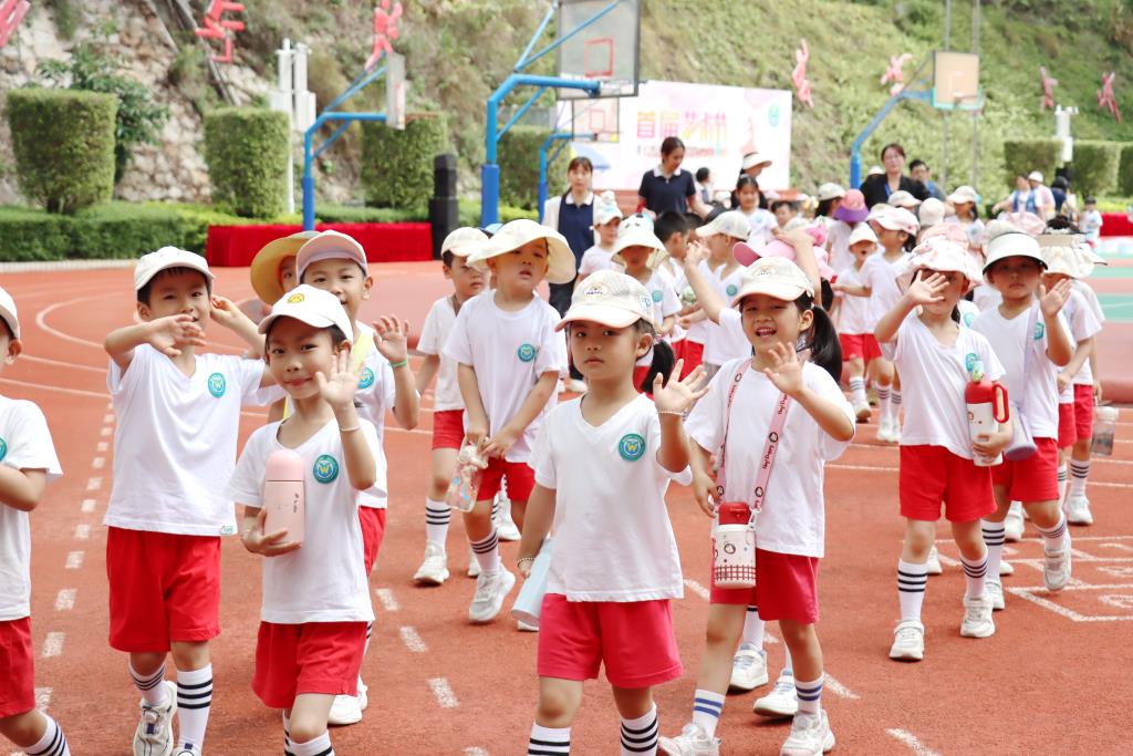 太白实验学校迎来爱心、七彩阳光幼儿园参观团