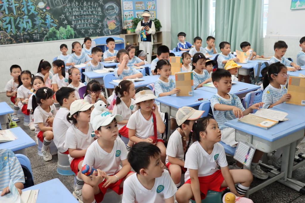 太白实验学校迎来爱心、七彩阳光幼儿园参观团