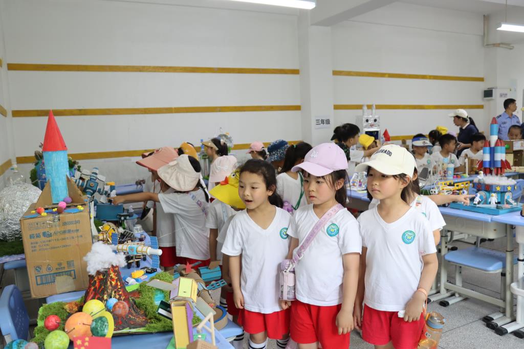 太白实验学校迎来爱心、七彩阳光幼儿园参观团