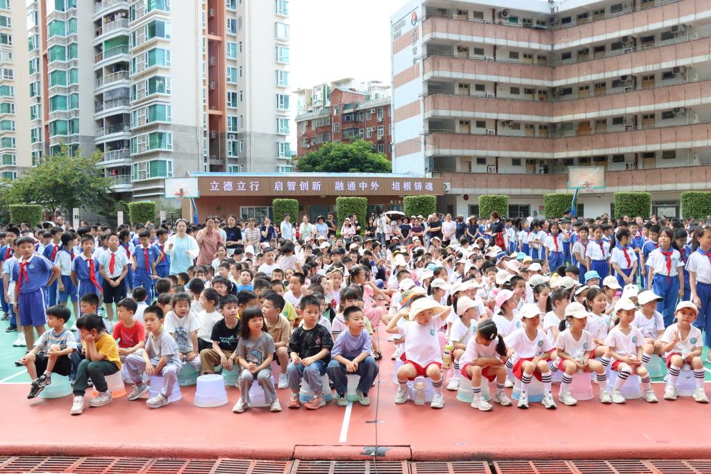 太白实验学校迎来爱心、七彩阳光幼儿园参观团