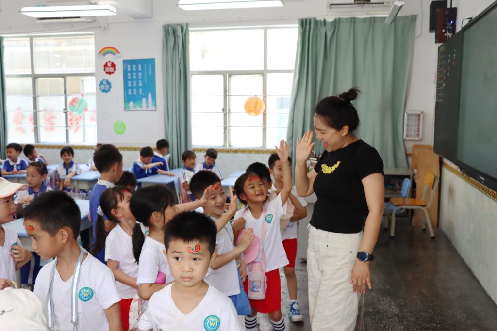 太白实验学校迎来爱心、七彩阳光幼儿园参观团