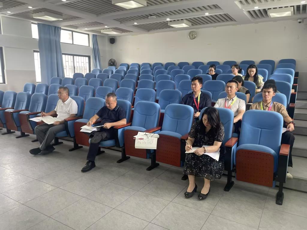 校领导、潮州市潮安市跟岗教师及听课教师观摩及研讨