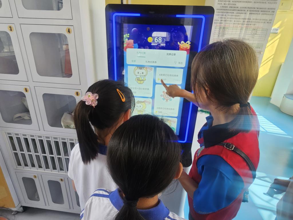 藏在校园里的“成长银行”——洪湖小学荷花值兑换周圆满举行
