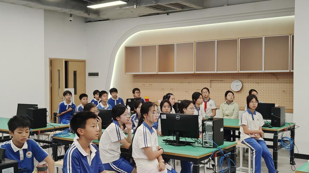 深圳市水库小学六年级学生走进深中VEX机器人实验室