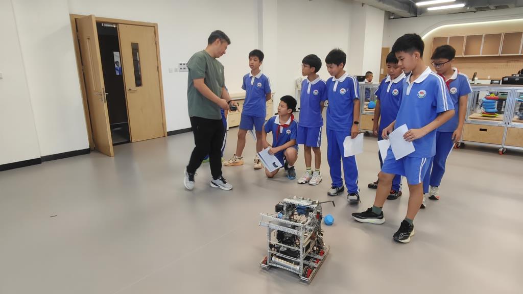 深圳市水库小学六年级学生走进深中VEX机器人实验室