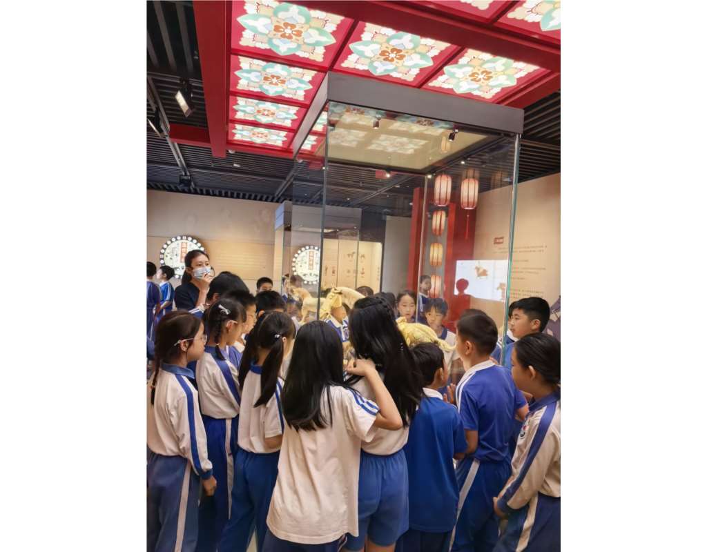 深圳市水库小学三年级学生走进深圳博物馆古代艺术馆
