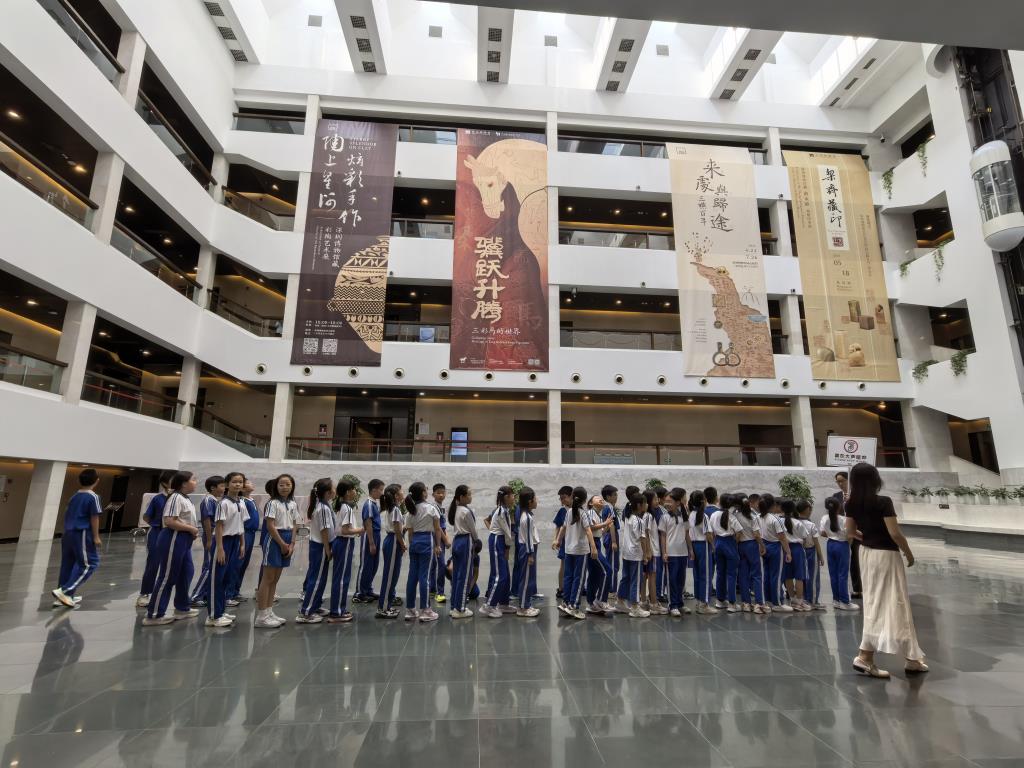 深圳市水库小学三年级学生走进深圳博物馆古代艺术馆