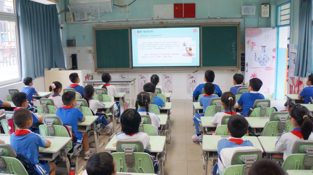 深圳市南湖小学开展未成年人法治安全教育讲座