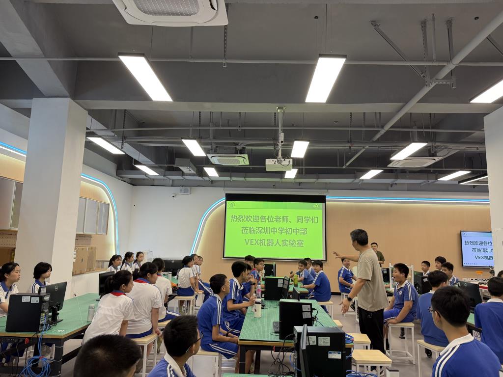 水库学子走进深圳中学初中部机器人实验室