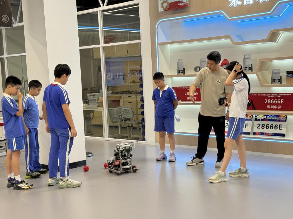 水库学子走进深圳中学初中部机器人实验室