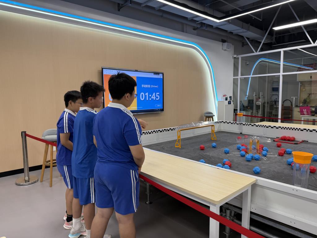 水库学子走进深圳中学初中部机器人实验室