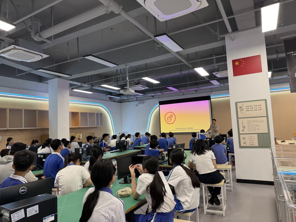 水库学子走进深圳中学初中部机器人实验室