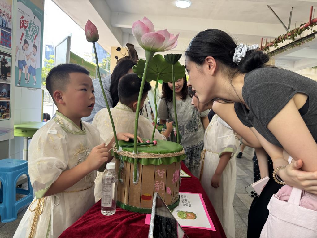 深圳市洪湖小学音乐科组亮相市创意小乐器成果展
