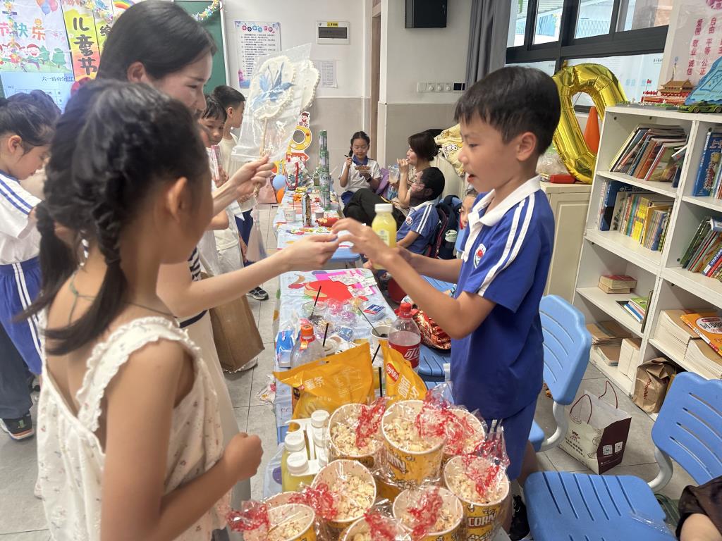 深圳市水库小学开展“摊”玩的六一主题庆祝活动