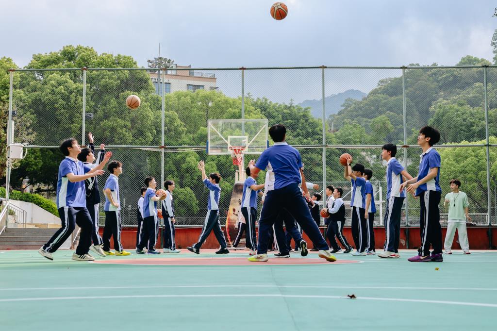 规范高效体育课，淬炼篮球技能与素养