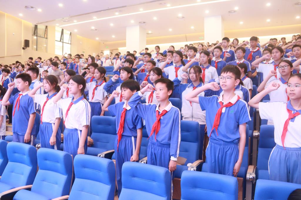 学校六年级全体学子庄严宣誓