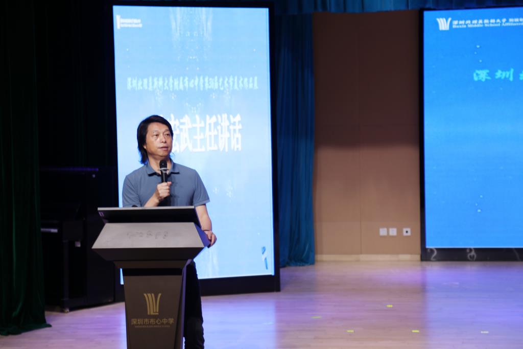 市教科院体卫艺教学研究中心主任黄宏武对布心中学给予肯定