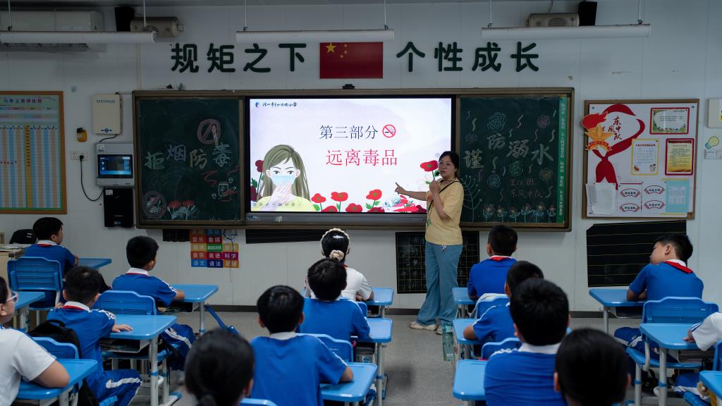 深圳市翠北实验小学低15周开展禁毒以及防溺水安全教育主题班会