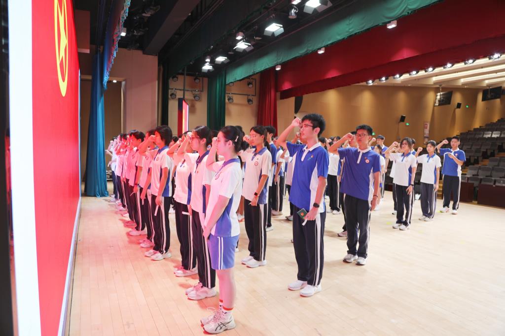 深圳北理莫斯科大学附属布心中学隆重举行新团员入团仪式