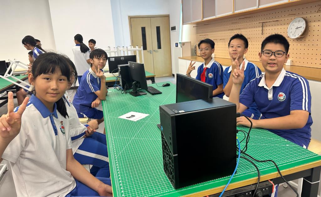 水库小学走进深中初中部机器人实验室开展“每周半天计划”活动