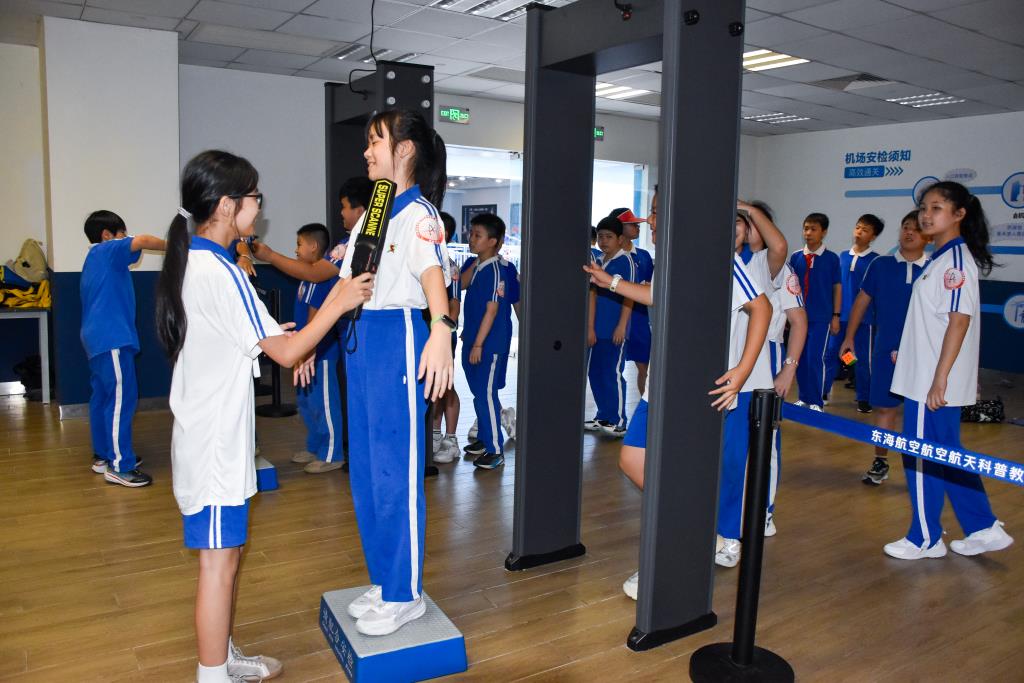翠北实验小学五、六年级开展航空航天主题社会实践