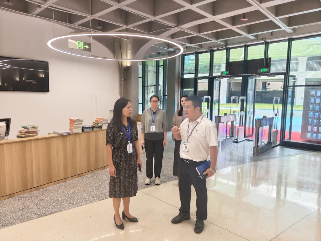 区发展与改革局副局长吴爱华一行莅临罗湖外语小学调研指导