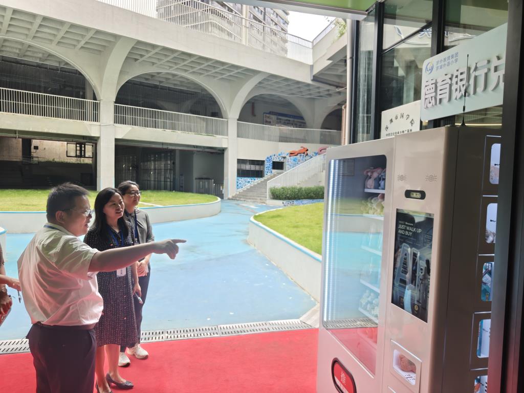区发展与改革局副局长吴爱华一行莅临罗湖外语小学调研指导
