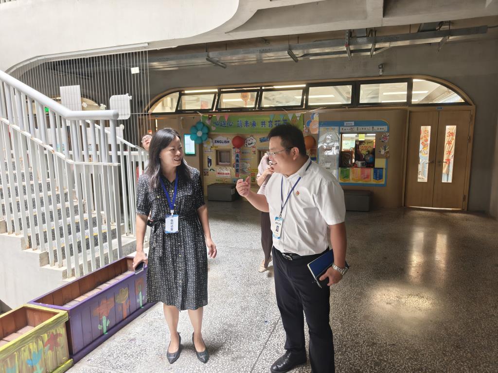 区发展与改革局副局长吴爱华一行莅临罗湖外语小学调研指导