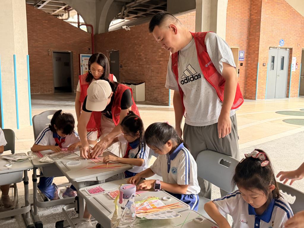 罗湖外语小学真·美术馆举办“非遗编织 匠心传美”高雅艺术进校