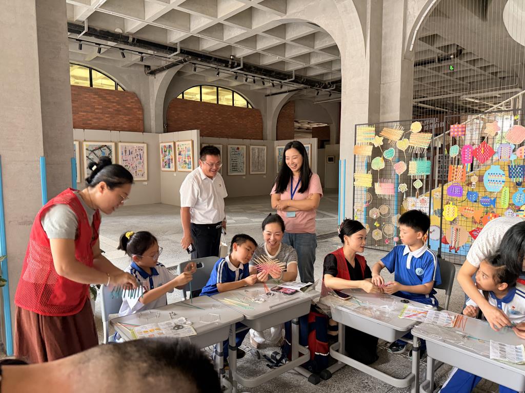 罗湖外语小学真·美术馆举办“非遗编织 匠心传美”高雅艺术进校