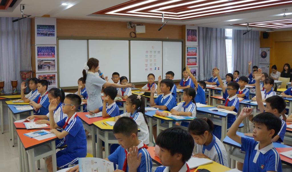 南湖小学开展《栽蒜苗（二）》课堂教学研讨活动